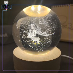 گوی کریستالی فضانورد و ماه