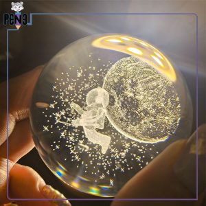 گوی کریستالی فضانورد و ماه