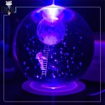 گوی کریستالی نردبان و ماه و فضانورد بنفش