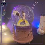 گوی پمپی موزیکال برفی صورتی و بنفش طرح قرار عاشقانه روی رنگین کمان