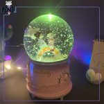 گوی پمپی موزیکال برفی صورتی و بنفش طرح قرار عاشقانه روی رنگین کمان