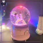 گوی پمپی موزیکال برفی صورتی و بنفش طرح قرار عاشقانه روی رنگین کمان