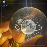 گوی کریستالی چرخشی دختر روی مدار زحل