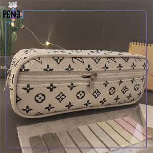 جامدادی چرمی دوزیپ طرح لویی ویتون LV سفید