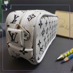 جامدادی چرمی دوزیپ طرح لویی ویتون LV سفید