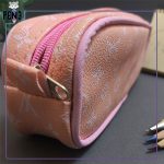 جامدادی چرمی دوزیپ طرح لویی ویتون LV صورتی