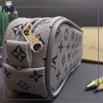 جامدادی چرمی دوزیپ طرح لویی ویتون LV طوسی