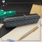 جامدادی چرم مصنوعی باریک تک زیپ طرح برند فندی آبی سرمه ای