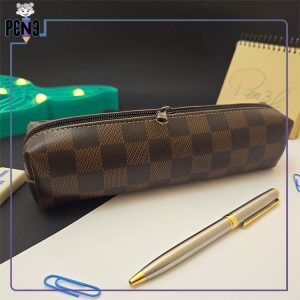 جامدادی چرم مصنوعی باریک تک زیپ طرح برند لویی ویتون قهوه ای