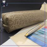 جامدادی چرم مصنوعی باریک تک زیپ کرم رنگ طرح دار