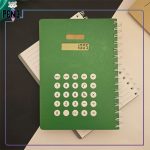 دفتر سیمی جلد سخت ماشین حساب دار خورشیدی دکمه سفید سبز