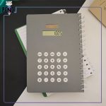 دفتر سیمی جلد سخت ماشین حساب دار خورشیدی دکمه سفید طوسی