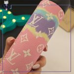 فلاسک بدنه چرمی درجه دار صافی دار طرح برند لویی ویتون صورتی بنفش و قرمز