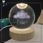 گوی کریستالی قطر 8 سانتی متر طرح ابر بارانی پایه چوبی