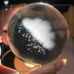 گوی کریستالی قطر 8 سانتی متر طرح ابر بارانی پایه چوبی