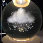 گوی کریستالی قطر 8 سانتی متر طرح ابر بارانی پایه چوبی