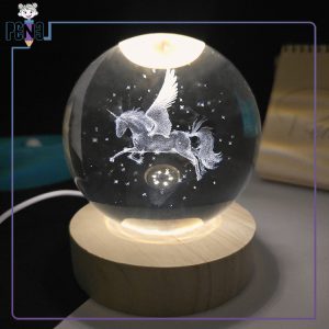 گوی کریستالی قطر 8 سانتی متر طرح اسب بالدار تک شاخ پایه چوبی