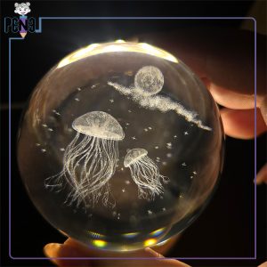 گوی کریستالی قطر 6 سانتی متر طرح عروس دریایی پایه چوبی