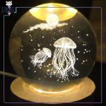 گوی کریستالی قطر 6 سانتی متر طرح عروس دریایی پایه چوبی