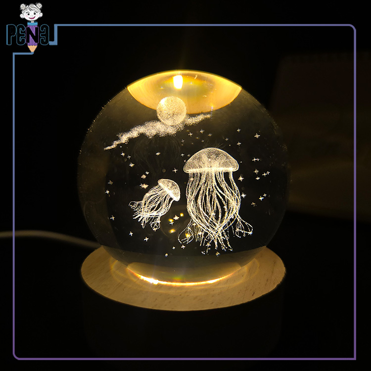 گوی کریستالی عروس دریایی گوی کریستالی قطر 6 سانتی متر طرح عروس دریایی پایه چوبی